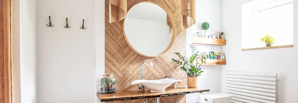 Modernes Badezimmer mit Holzelementen